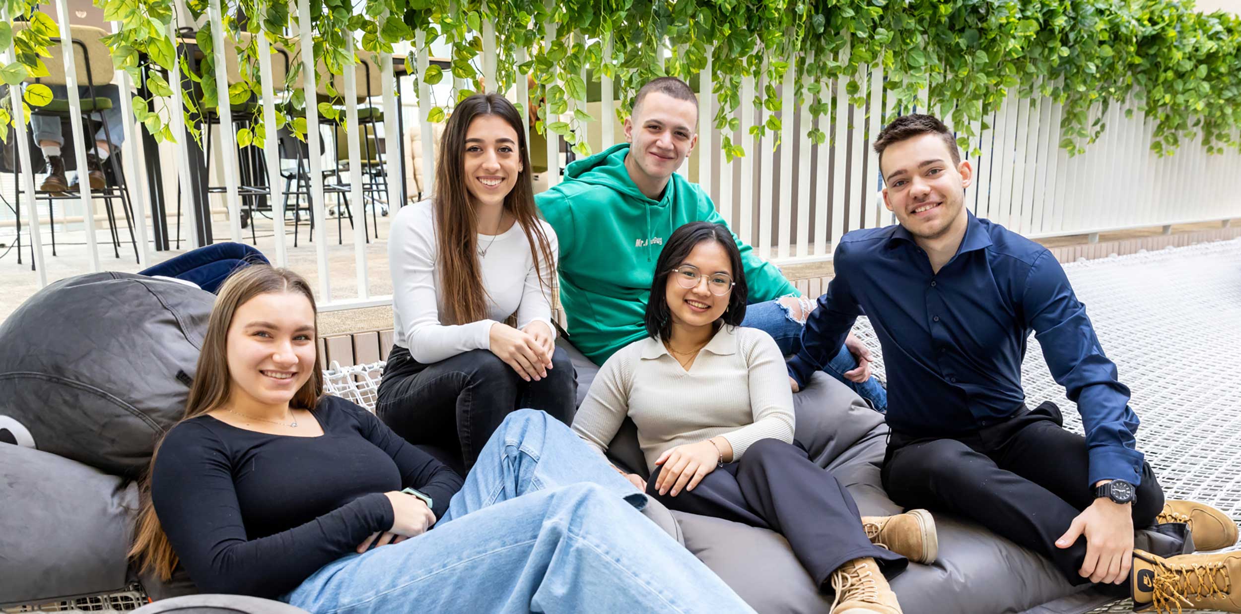 5 hbo voltijd studenten zitten op een zitkussen in het Avansgebouw