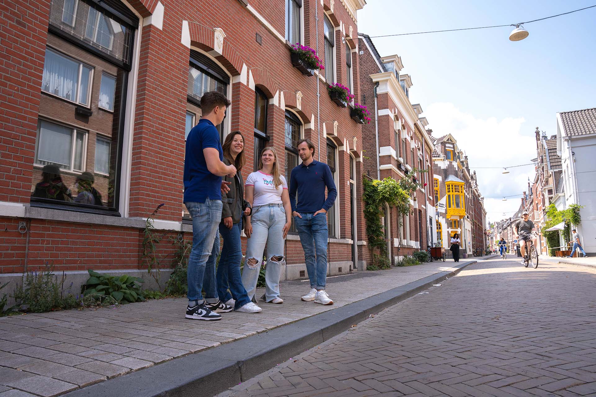 Groep studenten van de opleiding Bouwkunde staan in de stad Tilburg